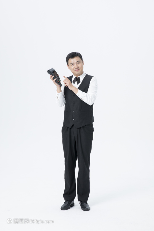 男服務員刷卡服務與攝影服務的結(jié)合 現(xiàn)代服務業(yè)的創(chuàng)新融合